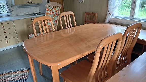 IKEA ruokapöytä ja tuolit puunvärinen