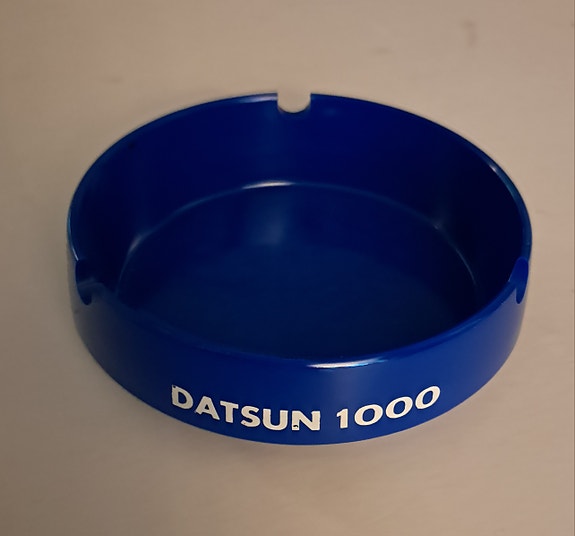 Datsun 1000 tuhkakuppi