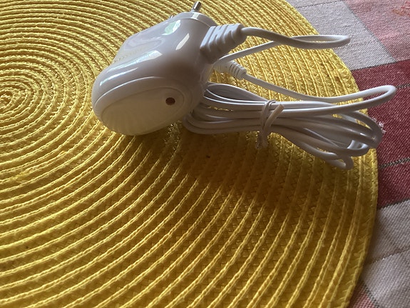 Valkoinen laturi micro-USB -johdolla