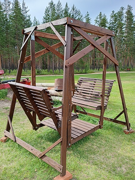 Puinen piha keinu