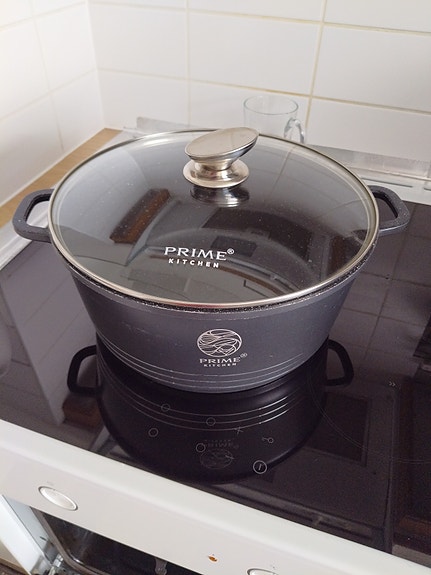 6 L , pinnoitettu kattila kannen kera