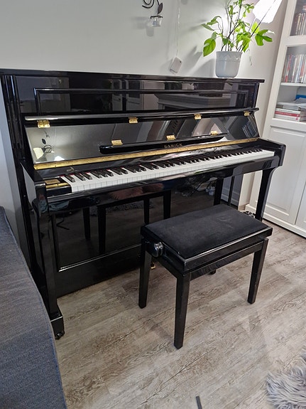 Loistavaäänen Samick piano ja pianotuoli