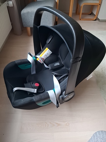 Britax römer turva kaukalo (13kg) ja isofix telakka (kääntyy 360 astetta)