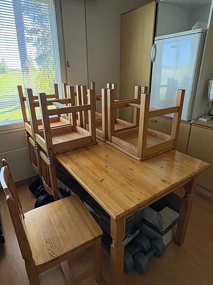Mäntyinen ruokapöytä + 6 tuolia