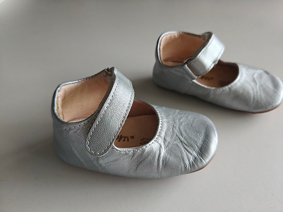 Hopeat nahkaiset ballerinat ja pinkit tennarit