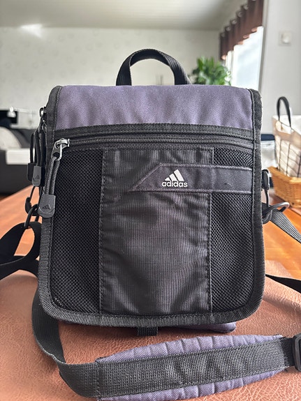Adidas olkalaukku