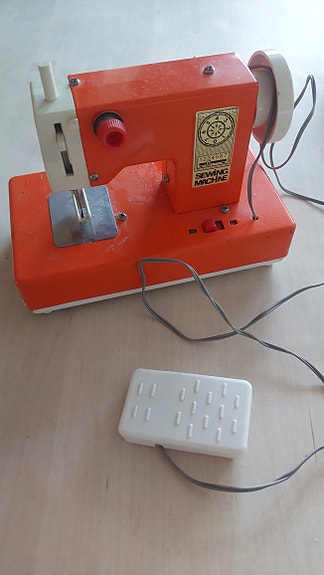 Vanha peltilelu/vintage-koriste- esine