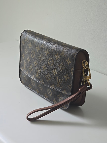 Louis Vuitton monogram clutch