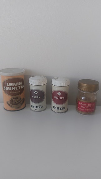 Vanhat maustepurkit