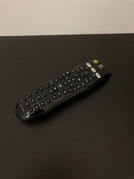 Logitech Harmony 200 yleiskaukosäädin + kaapeli