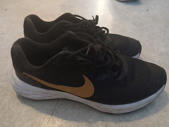 Nike 38 tennarit musta kulta
