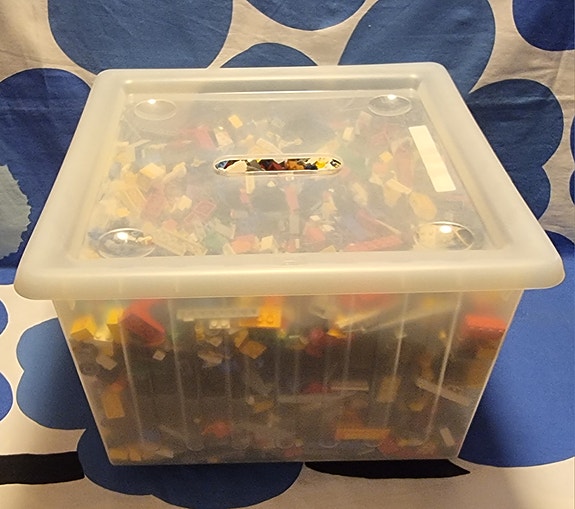 Laatikollinen LEGOja