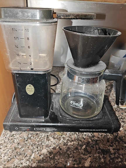 Moccamaster kahvinkeitin lasikannulla musta