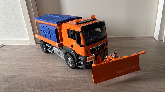 Bruder MAN lumiaura ja hiekoitusauto lelu