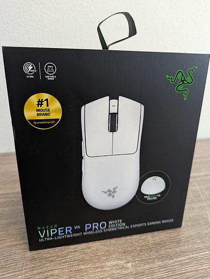 UUSI KÄYTTÄMÄTÖN Razer Viper V4 Pro langaton hiiri (valkoinen)