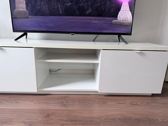 Valkoinen TV-taso