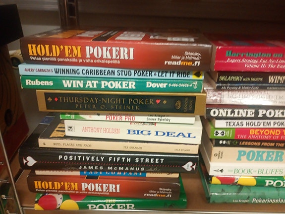 Pokerikirjoja englanniksi ja suomeksi