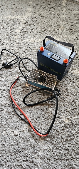 Rebelcell Lifepo4 12V 50Ah + Laturi