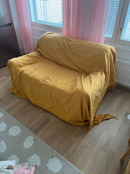 Pieni keltainen sohva