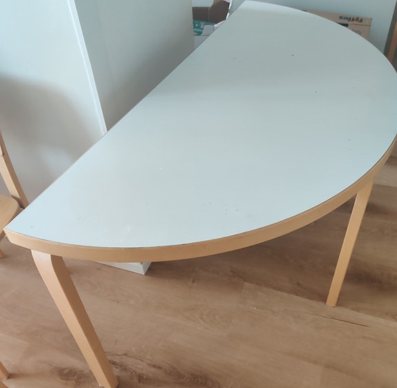 Artek 95 - puolipyöreä pöytä valkoisella laminaatti-pinnalla