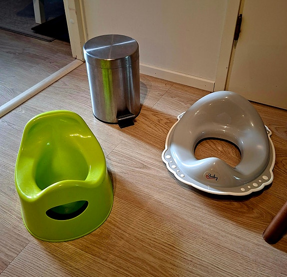 Potta, wc-rengas ja kannellinen roskis