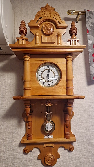 Puinen seinäkello