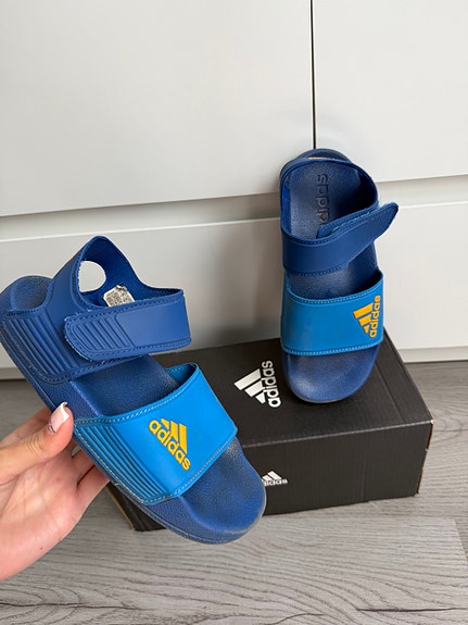 Adidas-sandaalit pojalle