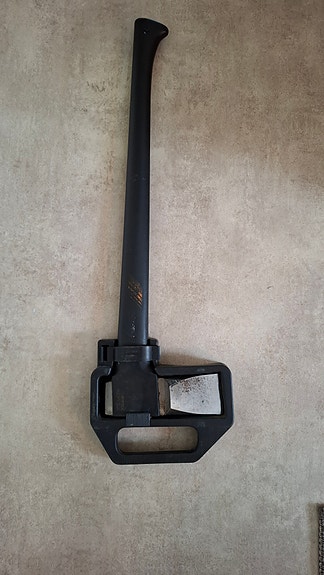 Fiskars kirves suojakotelolla