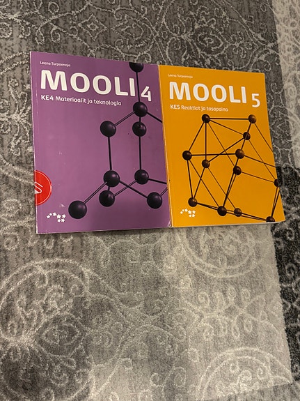 Mooli 4 ja Mooli 5 kemian oppikirjat