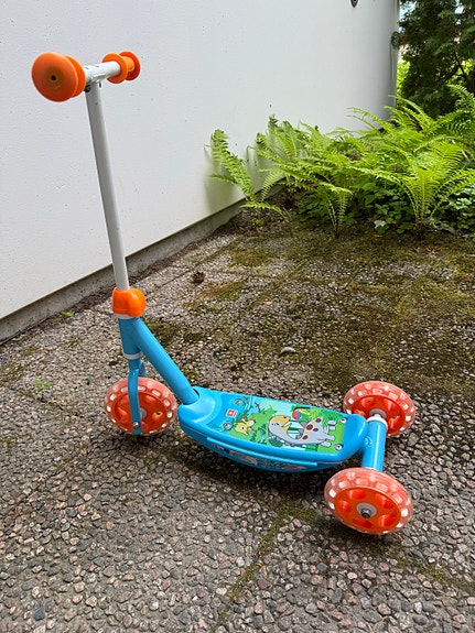 Lasten kolmipyöräinen potkulauta