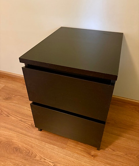IKEA Malm musta yöpöytä