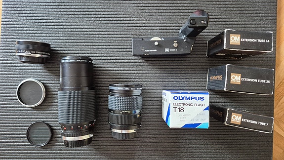 Olympus OM2 objektiiveja + salama + moottoriperä
