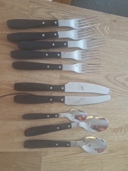 Aterimia 5 haarukkaa 2 veistä 2 ruokalusikkaa ja 1 teelusikka