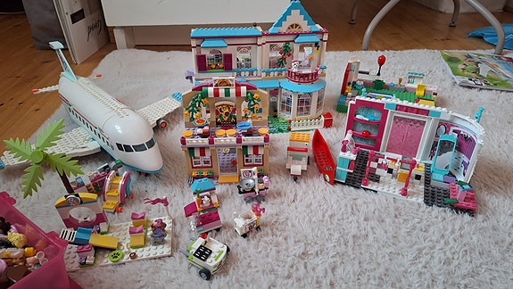 Lego Friends talo, lentokone ja pitseria ja muotiliike- rakennussarjat yms.