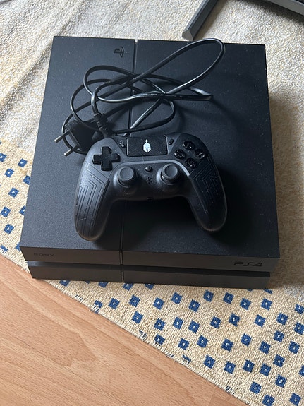 Kuin uusi PlayStation 4 (PS4) 500 GB + 1 ohjain
