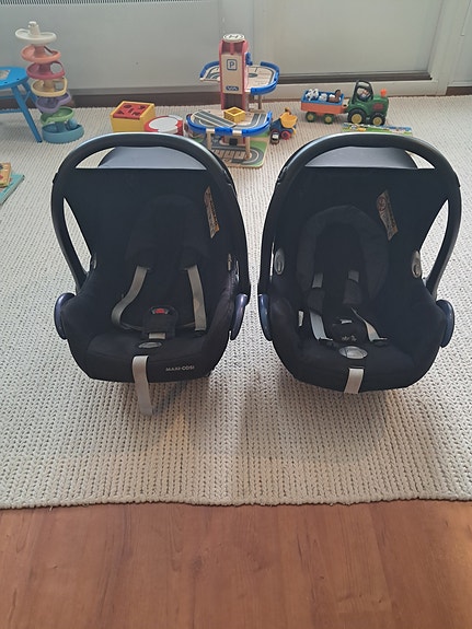 Maxi Cosi Cabriofix istuimet ja telakat 2kpl
