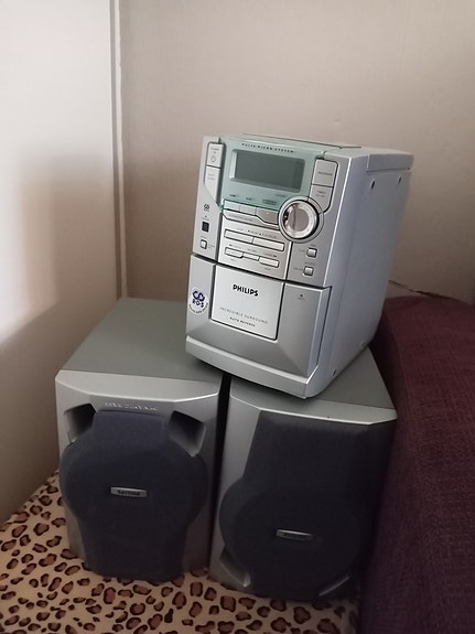 Philips ministereosarja, jossa CD soitin, kasettisoitin, radio ja kaiuttimet