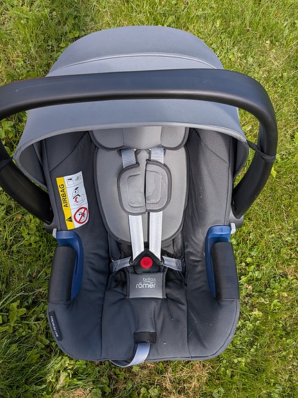 Britax Römer Baby-Safe i-size kaukalo ja telakka