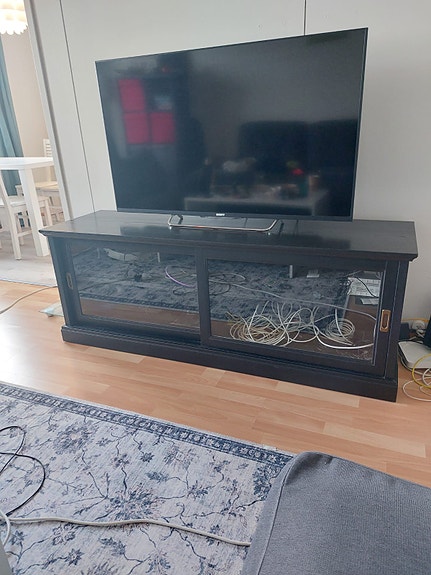 Tyylikäs ja tukeva tumman ruskea / musta TV-taso