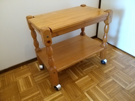 Puinen pyörällinen taso