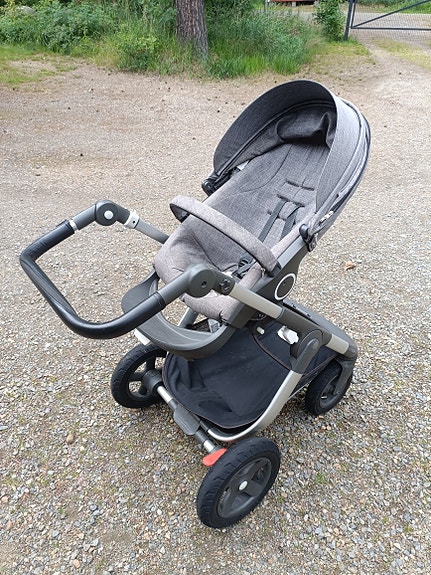 Stokke harmaat yhdistelmävaunut ilmakumirenkailla