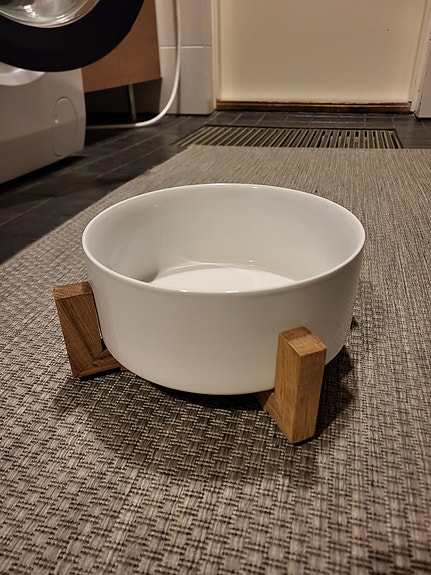 Hot by Sagaform keraaminen design uunivuoka ja jalopuuteline