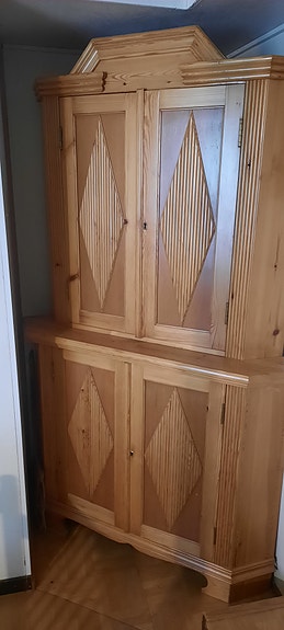 Käsin tehty kulmakaappi