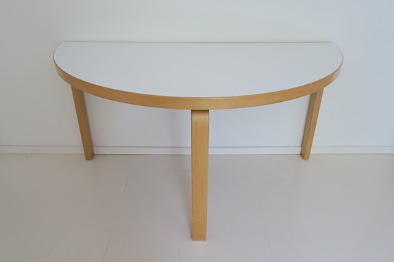 Artek Aalto 95 -lastenpöytä, puolipyöreä, matala, valkoinen