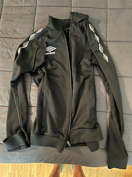 Musta Umbro verryttelytakki