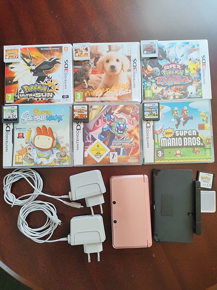 Pinkki nintendo 3ds konsoli