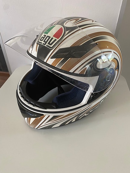 AGV moottoripyöräkypärä, koko S