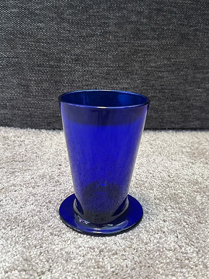 Iittala sininen juomalasi lautasella