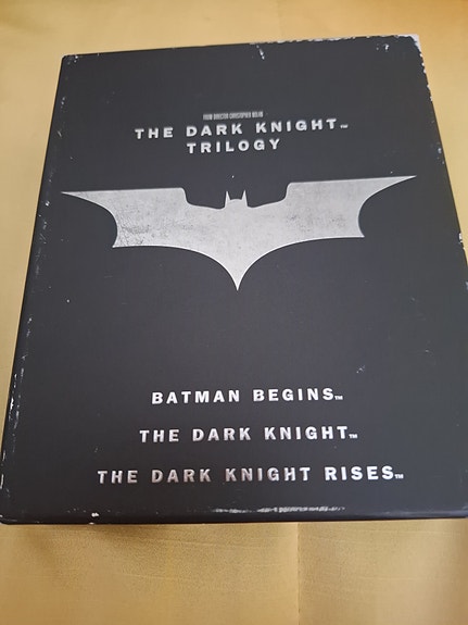 The Dark Knight Trilogy Blu-ray -boksi ja kirja