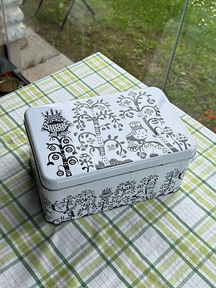 Iittala Taika peltirasia valkoinen musta kuvitus